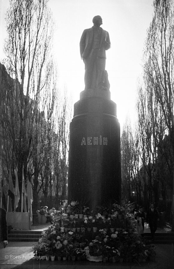 19630901011sc__Kiev_Lenin_monument