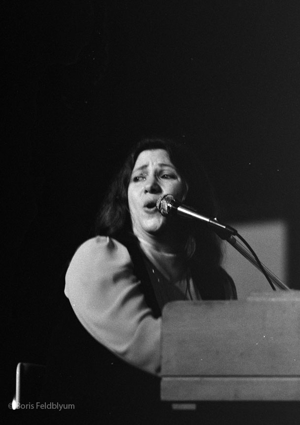 19821204026sc_Fabrangen_Fidddlers_Sue_Roemer